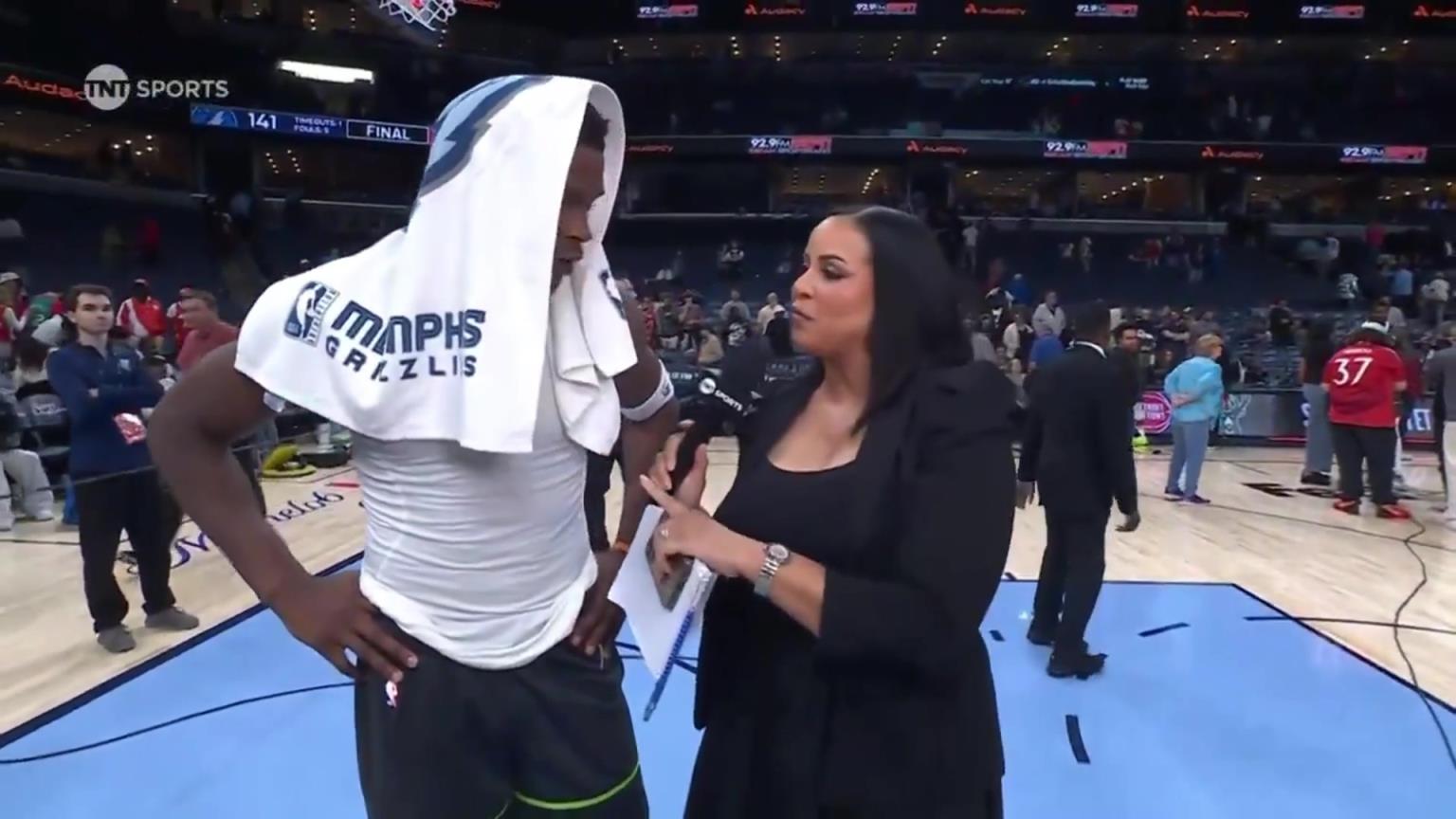 华子赛后接受一位丰满女记者的采访！